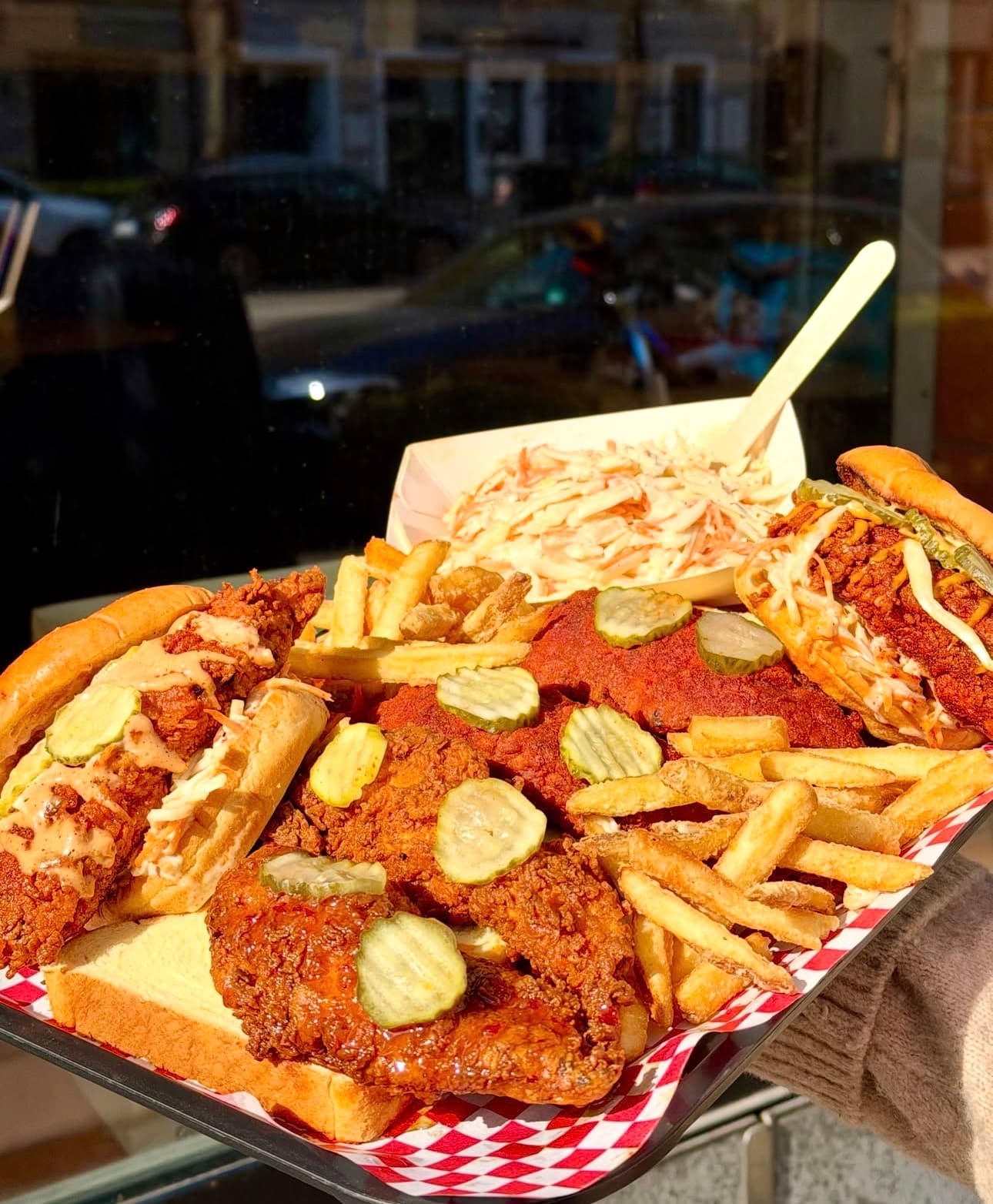 Crunchies Hot Chicken Platte mit Sandwiches, Tenders und Fries